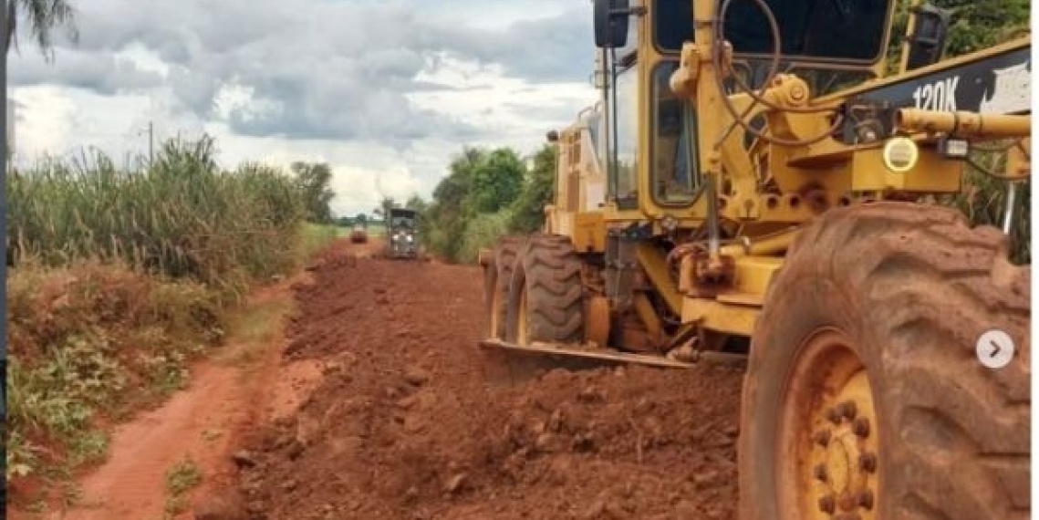 Ita-05, na região do Canhadão, recebe cascalhamento e melhorias no leito da estrada
