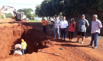 Começam as obras de drenagem e pavimentação da Rua Antônio Vicente de Almeida