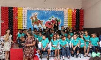 Escolas Municipais Rozânia Moura e Salvador Ferreira encerram ano letivo de 2017 com formatura.