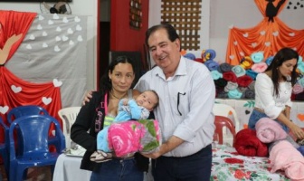 Entrega de cobertores e adesão à tarifa Social marca a reunião dos beneficiários do Auxilio Brasil em Itaporã
