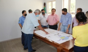 Prefeito Marcos Pacco e diretores da Sanesul discutem andamento das obras de esgoto em Itaporã