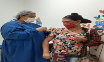 Itaporã recebe doses e imuniza Indígenas não aldeados, idosos e indivíduos de 18 anos ou mais que tenham morbidades específicas