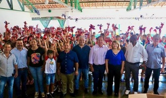 Prefeito Marcos Pacco e comitiva participam da distribuição de ovos de páscoa na REME