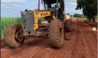 Ita-05, na região do Canhadão, recebe cascalhamento e melhorias no leito da estrada