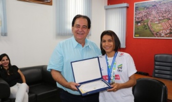 Prefeito homenageia judoca Itaporanense e anuncia incentivo por parte do município para atleta.