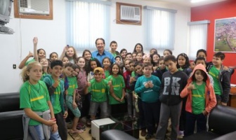 Alunos da Escola Estadual Antônio João Ribeiro visitam Paço Municipal