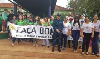 Alunos da Escola Antônio João participam de caminhada de conscientização prol a campanha "Faça Bonito"