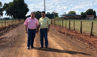 Vereador Dico e prefeito vistoriam obras de cascalhamento nas estradas rurais de Santa Terezinha