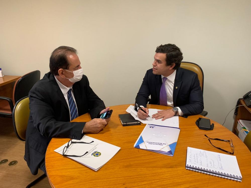 Em Brasília Prefeito Marcos Pacco visita o gabinete do deputado Beto Pereira .