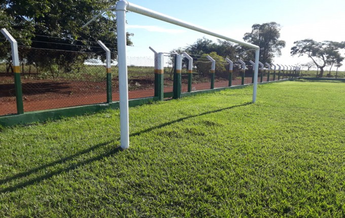 Prefeitura realiza melhorias no campo de futebol do Distrito de