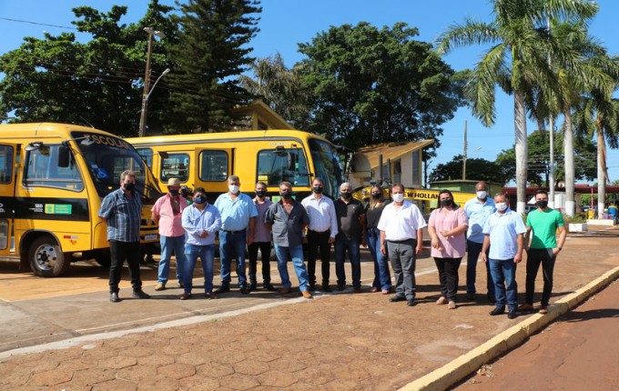 Prefeito Marcos Pacco e vereadores apresentam novos ônibus e uma patrola para a população