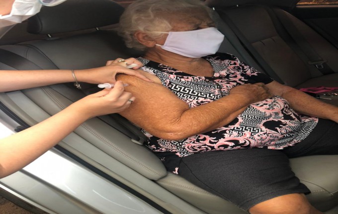 Saúde de Itaporã vai até às 21h imunizando idosos contra COVID-19
