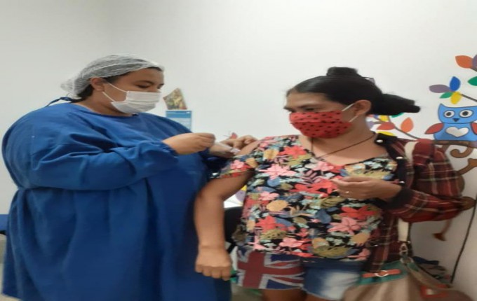 Itaporã recebe doses e imuniza Indígenas não aldeados, idosos e indivíduos de 18 anos ou mais que tenham morbidades específicas