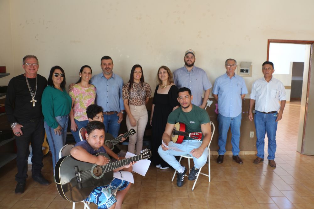 Prefeitura de Itaporã oferece aulas de violão para alunos da REME e do Centro de Convivência