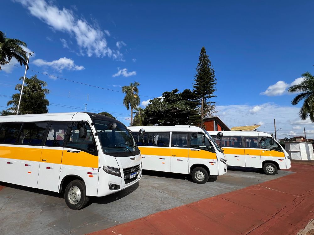 Itaporã adquire três novos ônibus para atender educação