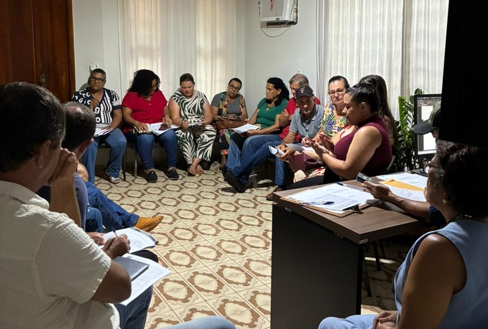 Reunião define distribuição de alimentos da Agricultura Familiar para a Rede Municipal de Ensino