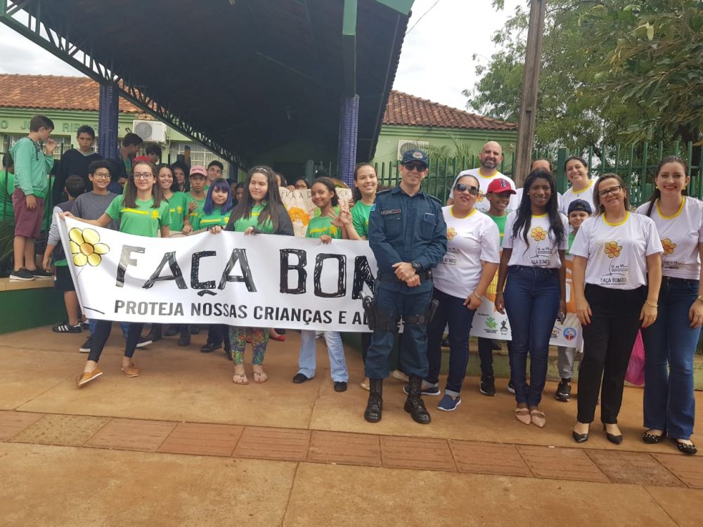 Alunos da Escola Antônio João participam de caminhada de conscientização prol a campanha "Faça Bonito"